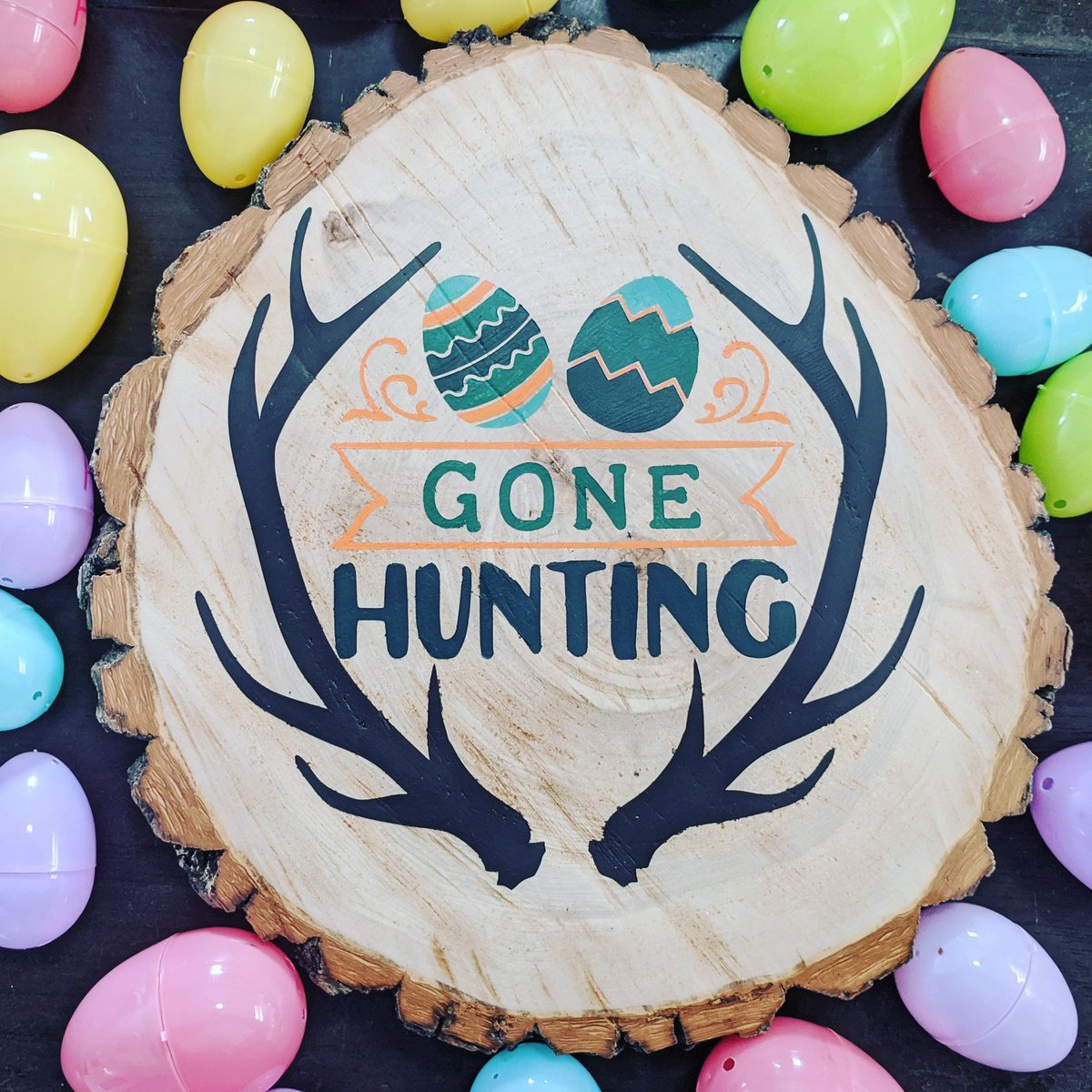 oldbarndecor's tweet photo. Check out my new Easter sign, with camo coloured eggs and hunter orange accents! Who else will be setting up an Easter egg hunt at home? 🙋🏼♀️
#pandemic2020 #easter #easteregghunt #eastersigns #hunterorange #camoeggs #poplarwood #stayhome #staysafe #happyeaster🐣 #yyc #yycbusiness https://t.co/18Zuiek28j