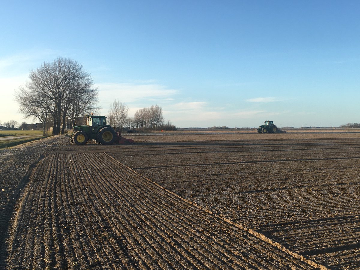 RvanRegteren's tweet photo. @ThomasLimaBe Lichte zeeklei. Na het aardappelsrooien heeft het de hele winter onbewerkt gelegen. Nu met combidigger+kopeg klaarleggen en nakopeggen voor de vlaklegging. https://t.co/XW1m7lyt2s