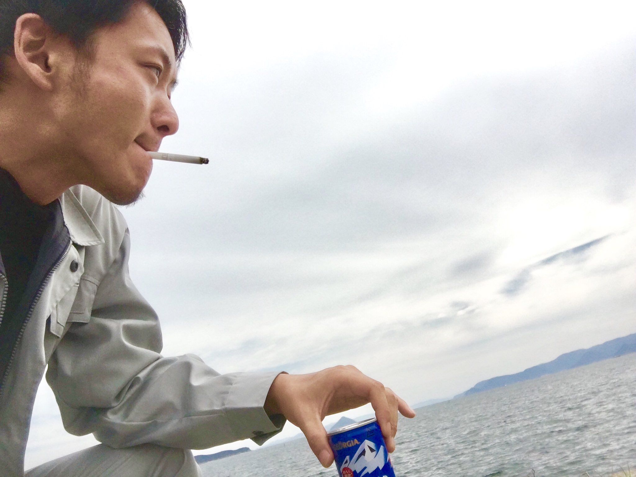 Sho なんでも形から入る俺は 普段全くギャンブルしないのに なんとなく友人と競艇場に行くことになり 作業現場の合間にちょっくら賭け事 感を出すべくわざわざこの日の為に作業着を買い 缶コーヒー買ってタバコふかしながらギャンブルに行きました