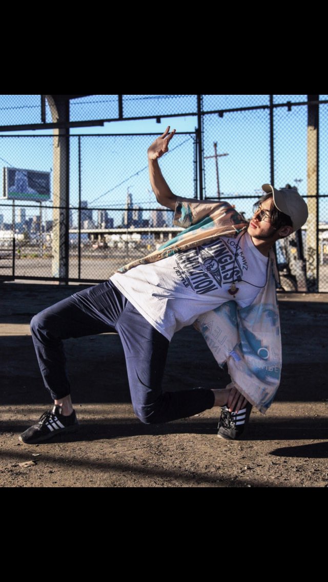 lostkawz_'s tweet photo. Dancing with style has been lost to mainstream trends &amp; corporate festivals. Over sold crowds and internet style has resulted in a generation disconnected from the history &amp; traditions. It’s time for change from a corporate music culture. #junglist https://t.co/623gpKHVjV