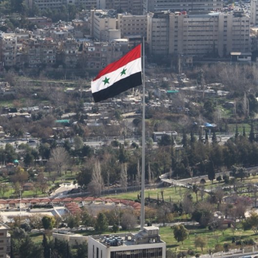 و يمر بي طيفها.  وتسكن الاحلام
جميلةٌ
و 
أحبها
و 
اسمها " شام "