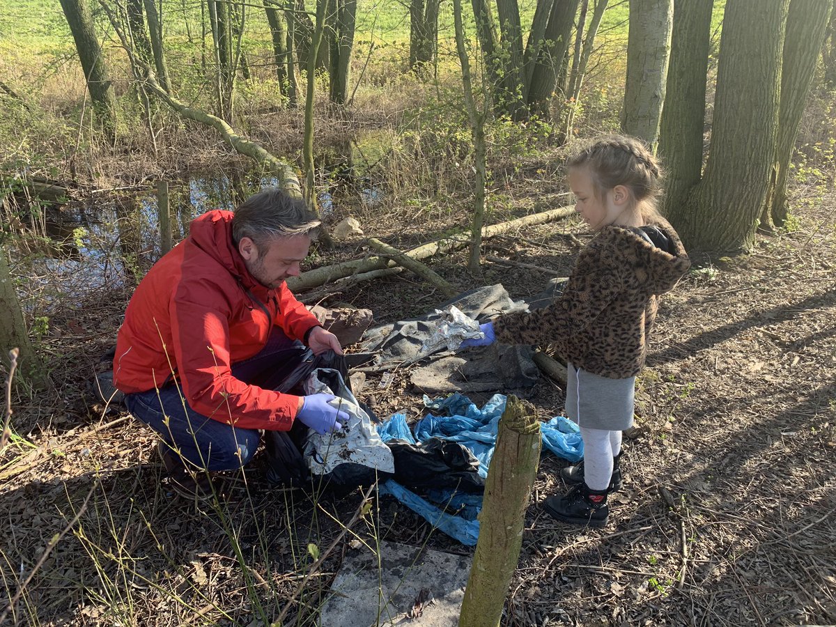 Janet_Adham's tweet photo. Onderdeel van thuisscholing: ruim eens de rommel van een ander op en maak de natuur mooier. Missie geslaagd én voor herhaling vatbaar! @SjorsFrohlich @5heerenlanden https://t.co/SWa9GlkK0v