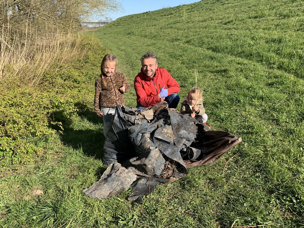 Janet_Adham's tweet photo. Onderdeel van thuisscholing: ruim eens de rommel van een ander op en maak de natuur mooier. Missie geslaagd én voor herhaling vatbaar! @SjorsFrohlich @5heerenlanden https://t.co/SWa9GlkK0v