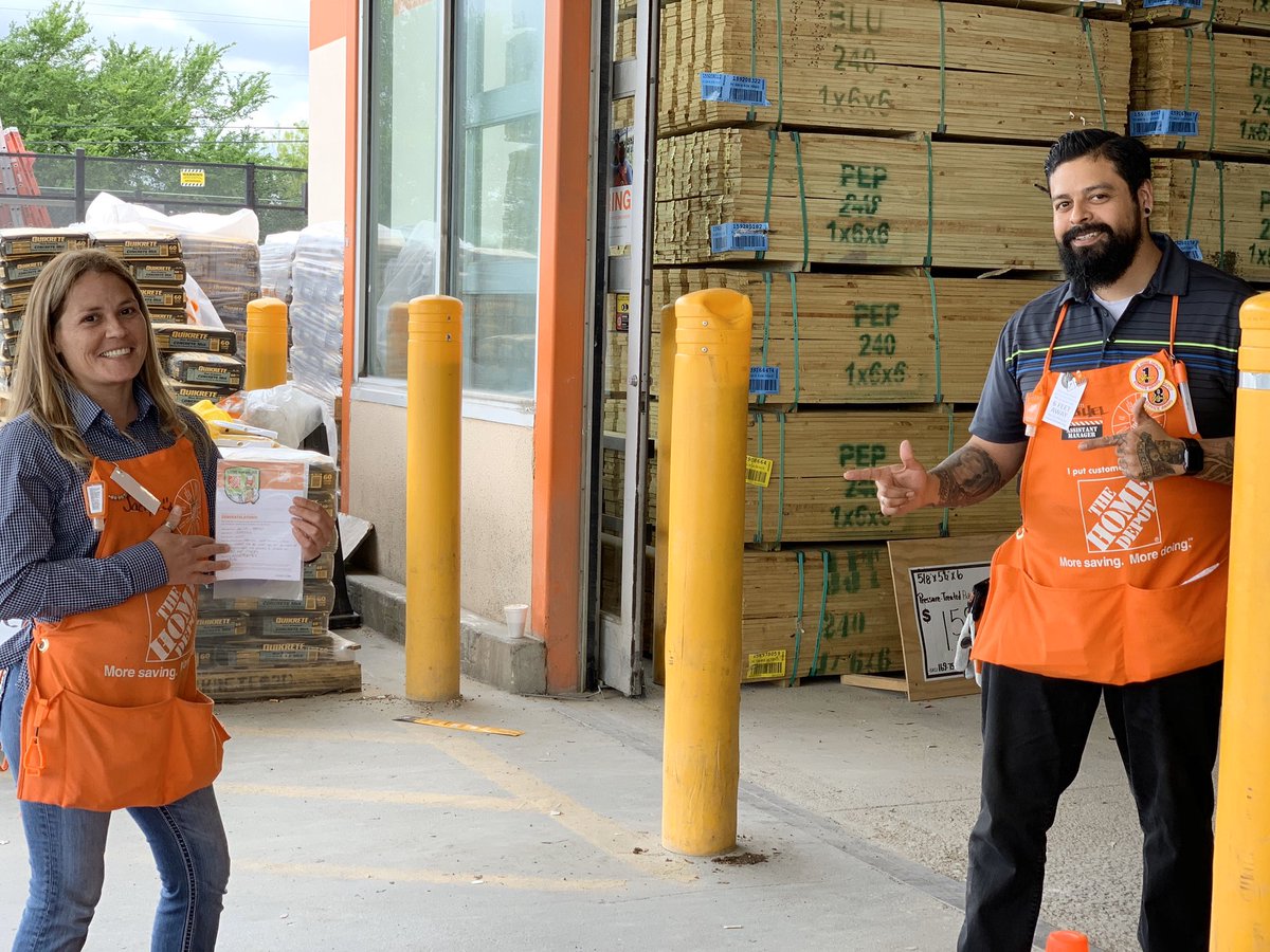 MiguelFuentesTX's tweet image. Few Homer and RVP recognitions flying around #TripleNickel today!!! 

#PracticingSocialDistancing
#TheHomeDepot #Store0555