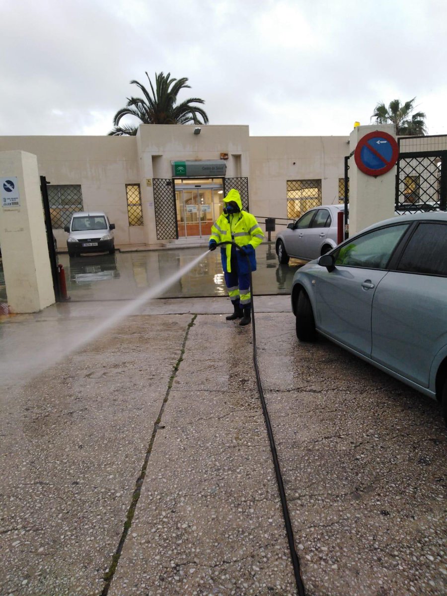 LimasamOficial's tweet photo. ℹ️ Desde el pasado 17 de marzo en que se puso en marcha un plan especial con motivo de la crisis del coronavirus, se han desinfectado 892.310 metros cuadrados en 56.402 puntos de las calles de la ciudad. https://t.co/2jenGqOTl0