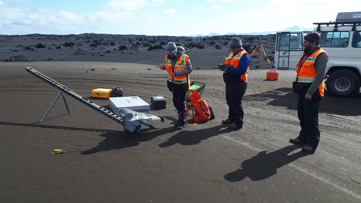 GavinOnTheMoon's tweet photo. Final Day of #7DaysOfFieldwork! Ending in the volcanically rich lands of Iceland where lava fields and fissure vents are used to understand volcanic eruptions on Mars 🌋 I traveled in 2019 to study the roughness of the 2014-15 Holuhraun lava flow-field using #radar and #lidar https://t.co/wanyb0CVez