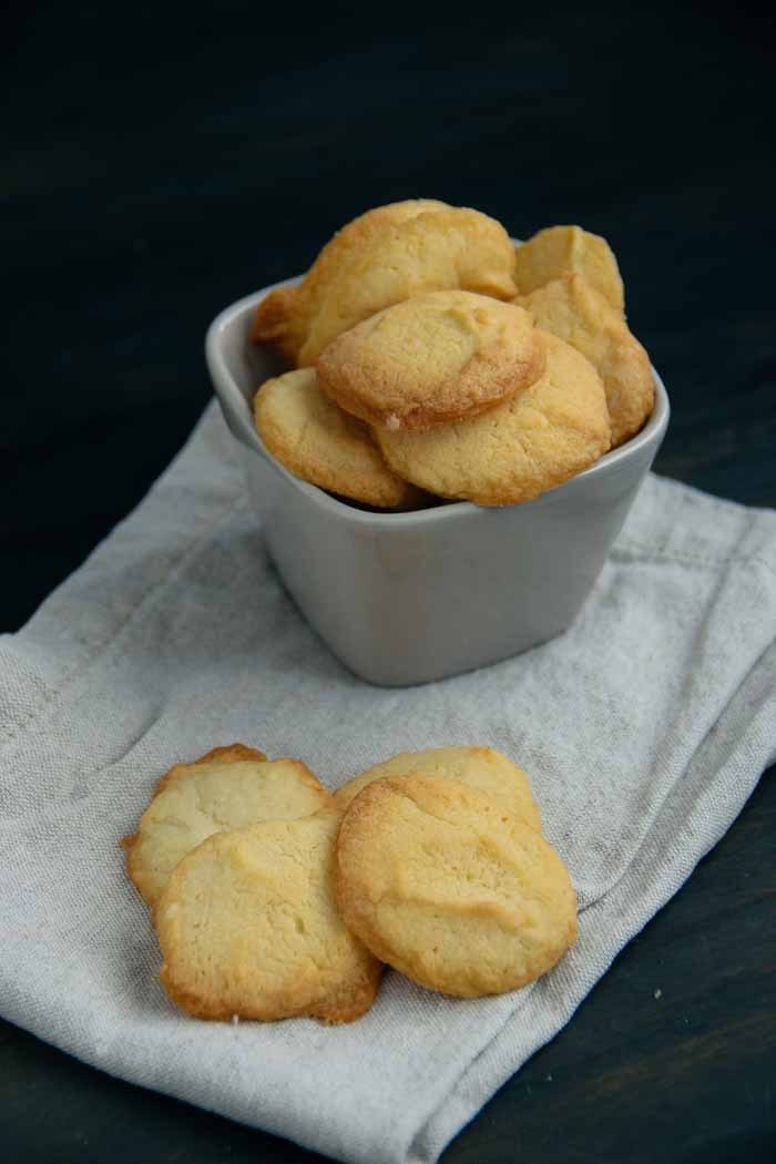 TravelCookTell's tweet image. Homemade Vanilla Wafers travelcooktell.com/homemade-vanil…