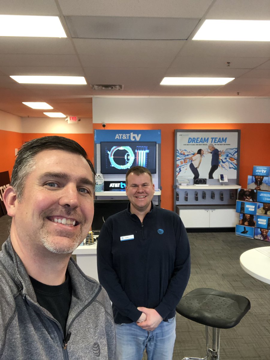 kgitchell's tweet photo. Dan “the man” continuing to provide outstanding service at our Kentwood Master Wireless location! Appreciate all the great work you and the team are putting in! #ARGrowth #smilesfordays #WeAreGLM #MasterWireless #sixfeet @GreaterLakesMkt @TomMonahan10 @DemetrusHayes1 https://t.co/ah73QVqTuW