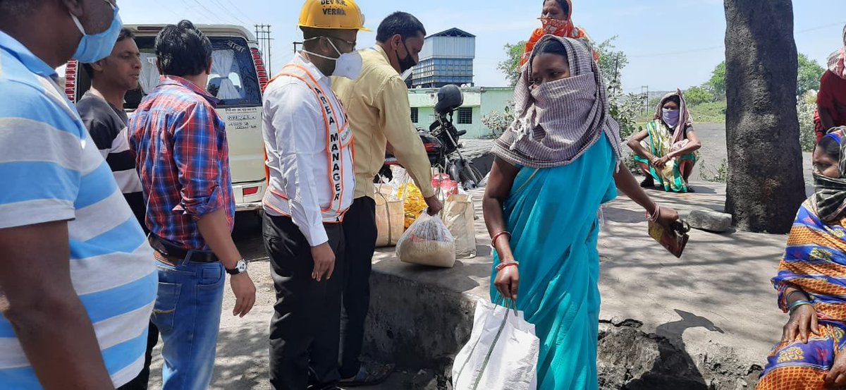 BCCLofficial's tweet photo. @BCCLofficial continues providing essential items to masses amidst Corona Pandemic:-
1.On 30.03.20,executives of Block 2 Area distributed essential items in peripheral villages
2. 5MT bleaching powder given to Dhanbad Municipal Corporation for Community sanitization through CSR https://t.co/IsD8rudmeL