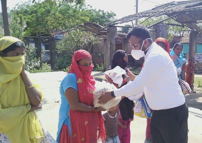 BCCLofficial's tweet photo. @BCCLofficial continues providing essential items to masses amidst Corona Pandemic:-
1.On 30.03.20,executives of Block 2 Area distributed essential items in peripheral villages
2. 5MT bleaching powder given to Dhanbad Municipal Corporation for Community sanitization through CSR https://t.co/IsD8rudmeL