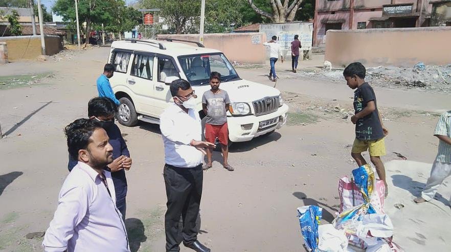 BCCLofficial's tweet photo. @BCCLofficial continues providing essential items to masses amidst Corona Pandemic:-
1.On 30.03.20,executives of Block 2 Area distributed essential items in peripheral villages
2. 5MT bleaching powder given to Dhanbad Municipal Corporation for Community sanitization through CSR https://t.co/IsD8rudmeL