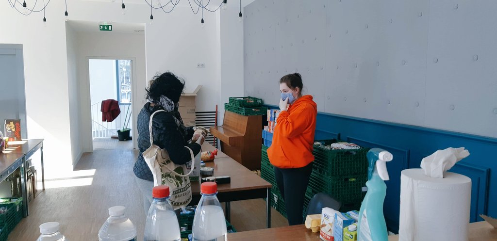 AFGES's tweet photo. Première journée de distribution alimentaire pour les étudiant-e-s par les bénévoles de l'AFGES 💪
Merci à tou-te-s celles et ceux qui nous ont aidé par des dons de matériel, de denrées et des coups de main 💛
Demain on continue dès 9h, toujours au Minotaure ! https://t.co/DqJ0qxrN9N