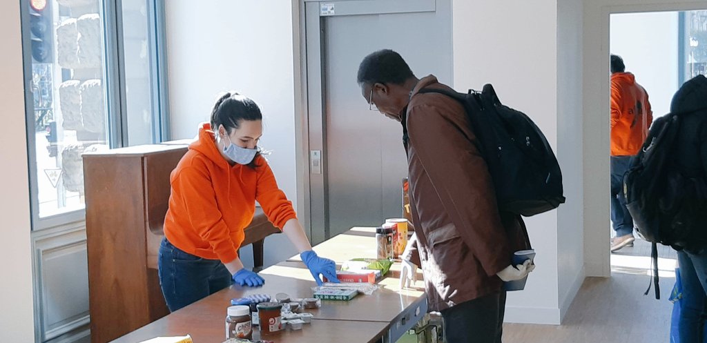 AFGES's tweet photo. Première journée de distribution alimentaire pour les étudiant-e-s par les bénévoles de l'AFGES 💪
Merci à tou-te-s celles et ceux qui nous ont aidé par des dons de matériel, de denrées et des coups de main 💛
Demain on continue dès 9h, toujours au Minotaure ! https://t.co/DqJ0qxrN9N