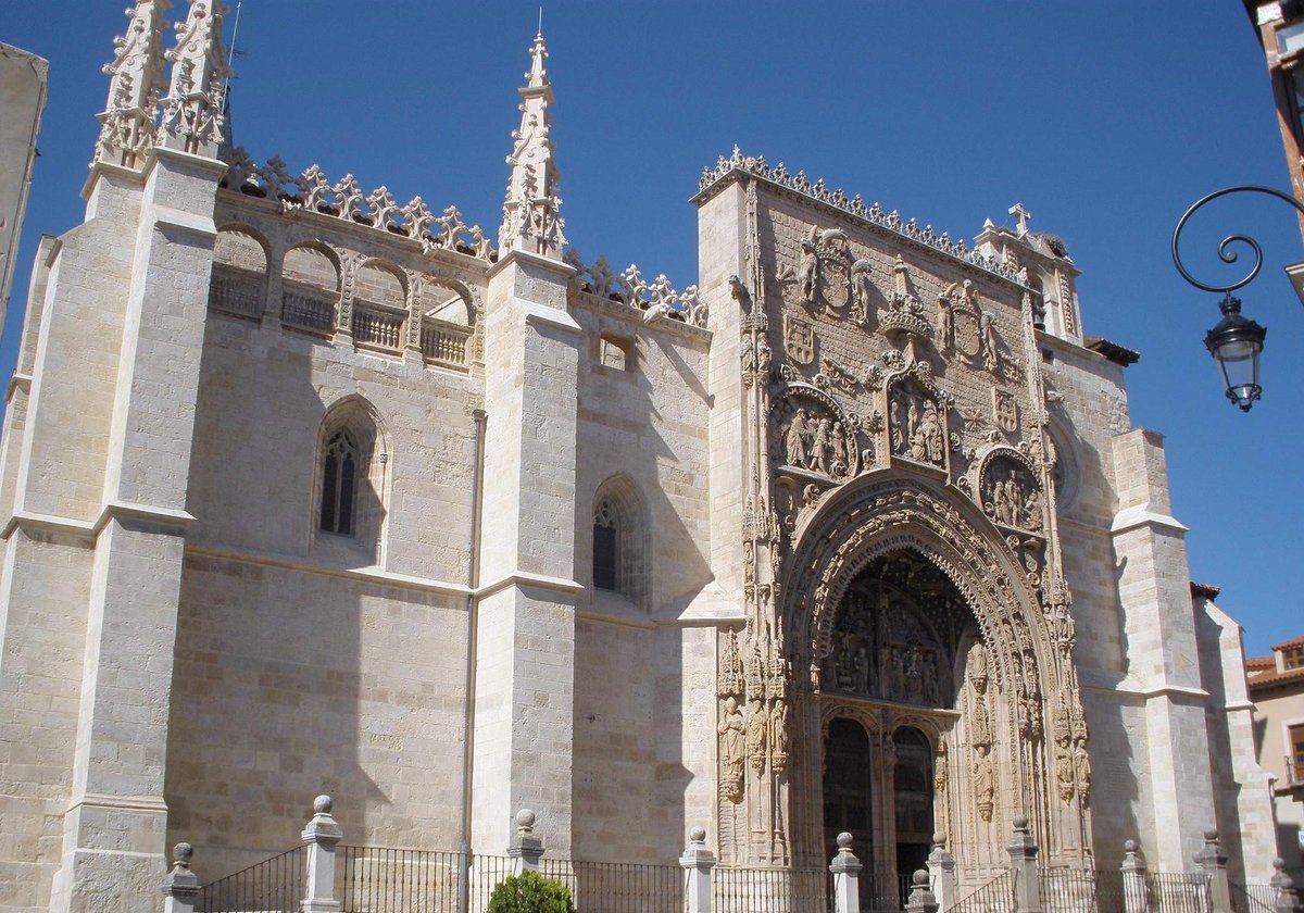 Laura_ccss's tweet photo. Iglesia de Santa María la Real de Aranda de Duero. Construida entre el siglo XV y el siglo XVI. Posee una fachada gótico-isabelina, siendo la mejor muestra del esplendor económico de la ciudad en esa época, destacando la claridad de su color. 
#DCSUVA  #Elcolordemilocalidad https://t.co/bmEnxMFKqX