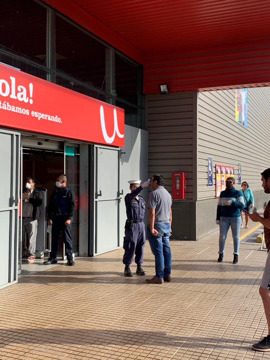 Armada_Chile's tweet photo. Personal de la Academia Politécnica Naval #Apolinav se encuentra realizando controles preventivos en distintos punto de región de #Valparaíso, como supermercados, CESFAM y cajas de pago.
#QuédateEnCasa
#CuidémonosEntreTodos
#SomosArmada https://t.co/LnUFbbqlio