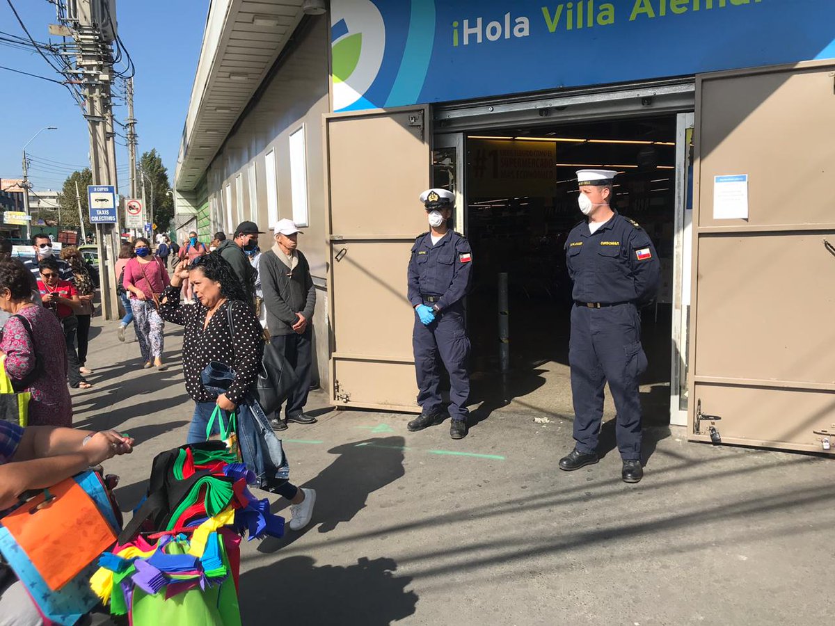 Armada_Chile's tweet photo. Personal de la Academia Politécnica Naval #Apolinav se encuentra realizando controles preventivos en distintos punto de región de #Valparaíso, como supermercados, CESFAM y cajas de pago.
#QuédateEnCasa
#CuidémonosEntreTodos
#SomosArmada https://t.co/LnUFbbqlio