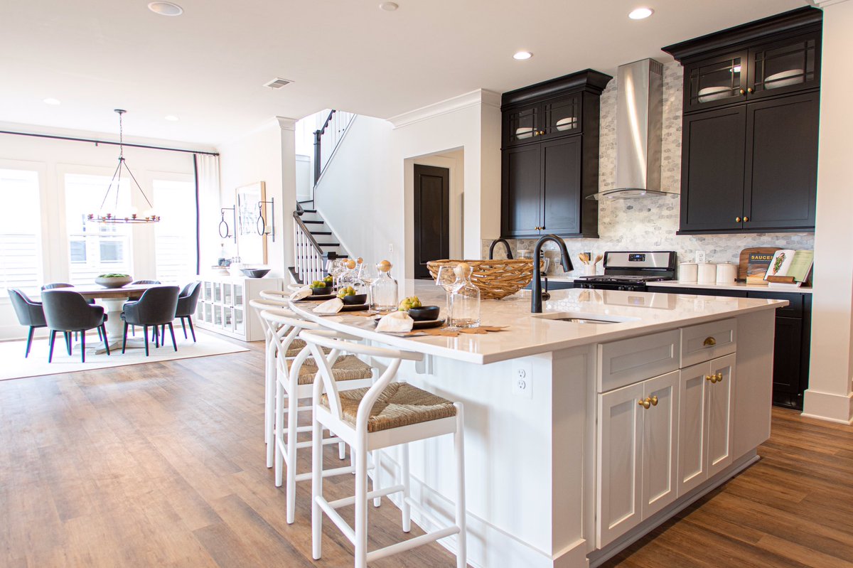 ElevateHomes55's tweet photo. This kitchen has it all: Tons of storage, great contrasting colors and amazing appliances. What do you think? https://t.co/1QX3IAmuYO