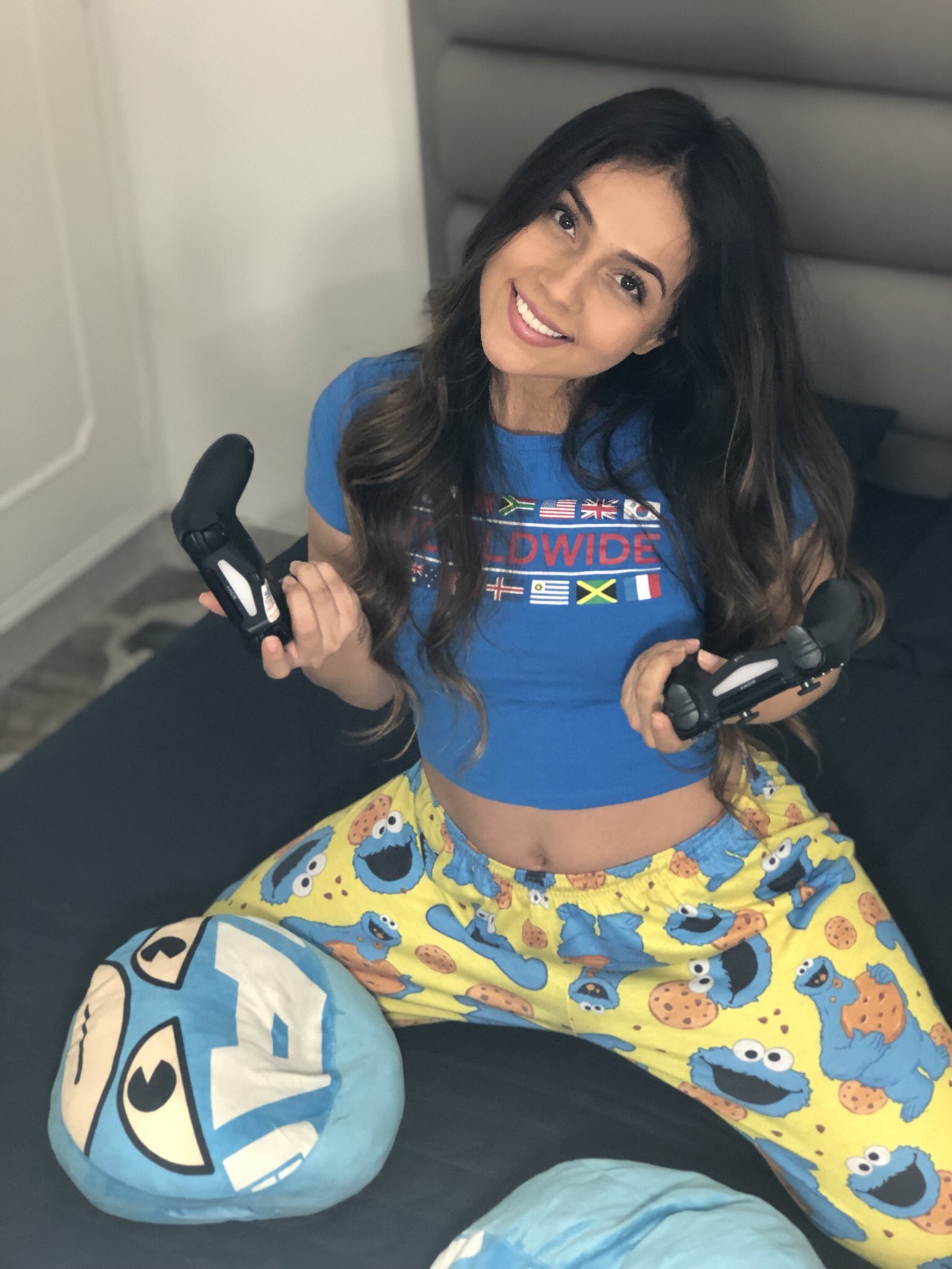 Aida Cortes on Twitter: “Con quien juego ? Mientras salvamos el mundo 🌍