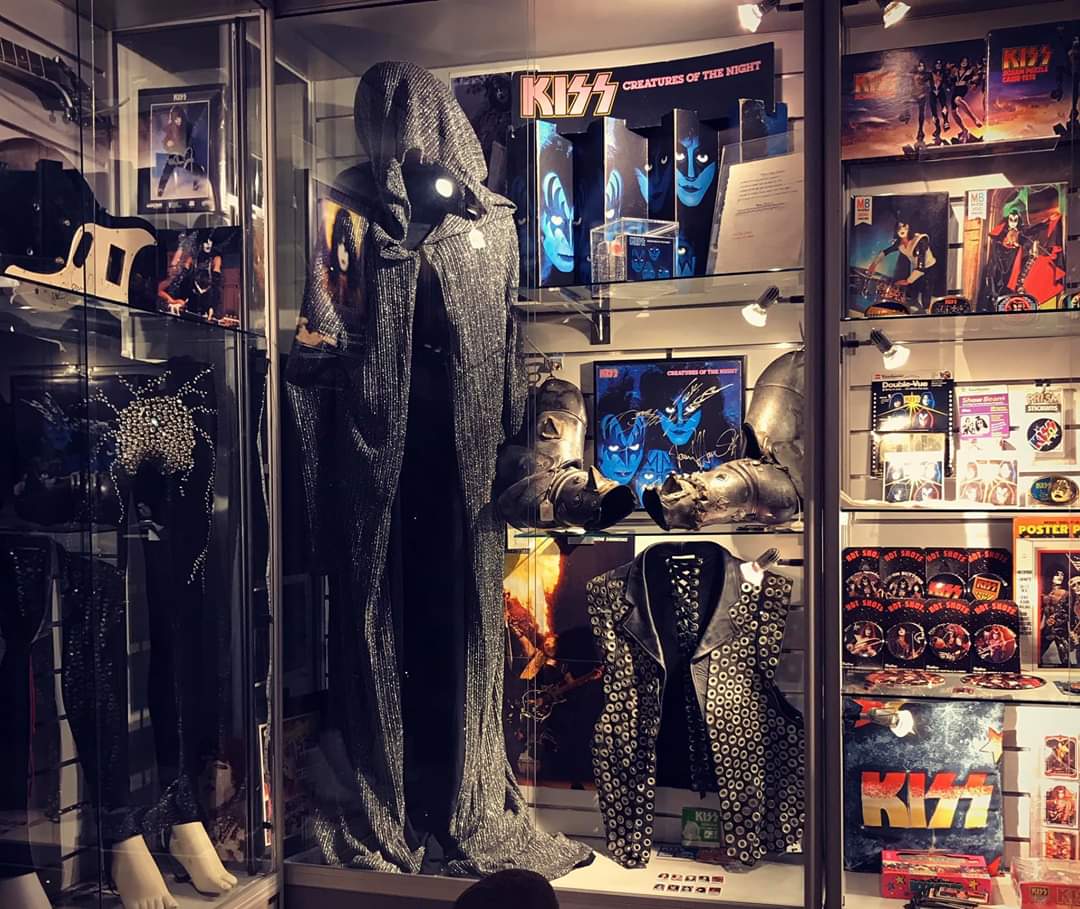kiss's tweet photo. #CollectingKISS! Thanks to Ketil Nicolaysen for sharing some of his awesome #KISS collection with us. #KISSARMYROCKS! https://t.co/cOu7VMryH8