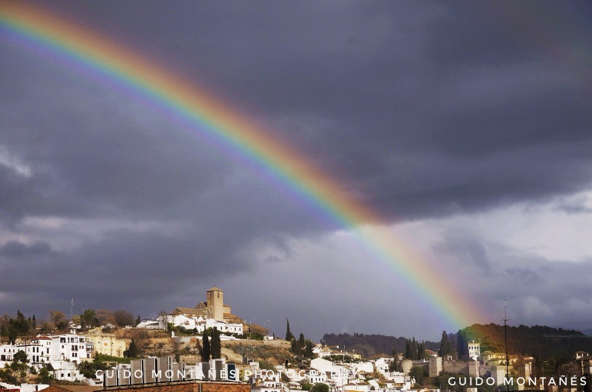 guidomontanes's tweet photo. Enorme el arcoíris hace un momento sobre la ciudad de Granada. Da un poquito de luz en estos días de confinamiento. 
#quedatencasa.
#photography #fotografia #rainbow #landscapephotography #clouds #landscaping #Granada #arcoíris #sunrays #Granada #clouds #mountain #purple https://t.co/X9V3QsMy1x