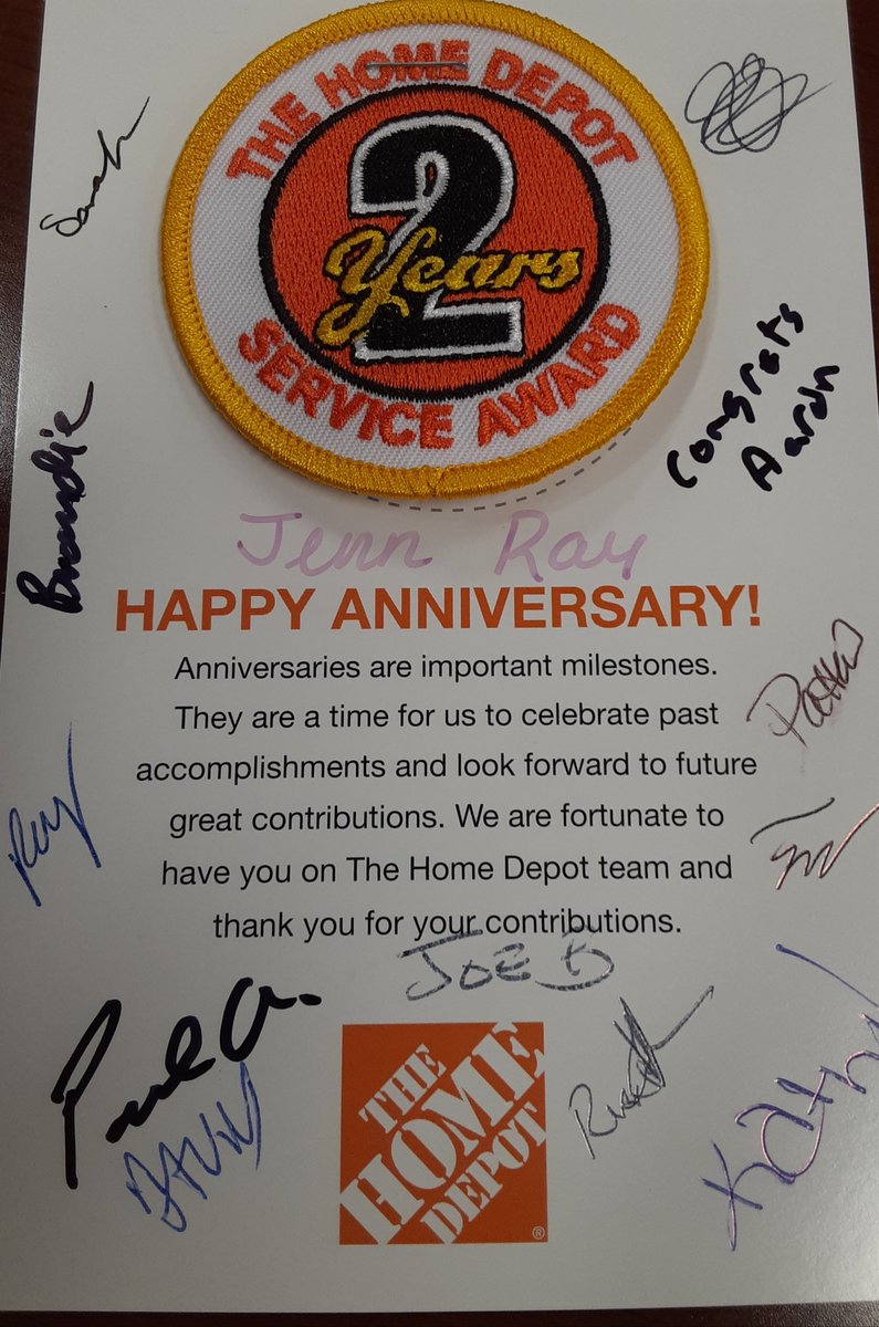 Jennife82621827's tweet photo. Finally got my 2 year badge😊 Couldn't think of a place I would rather work. #Store4747 #HardWorkHappyCustomers https://t.co/zSH4NIXB5l