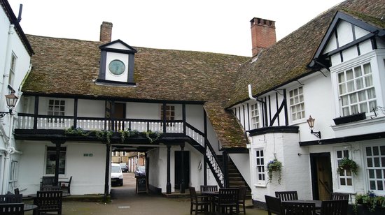 @itaryan @georgettedaily My mum's copy of Sprig Muslin caught my 11 year-old eye because of the vibrant pink cover and the fact that my parent's wedding reception venue, The George in #Huntingdon, is featured in it's coaching inn past @greenekingpubs #FeelgoodFiction