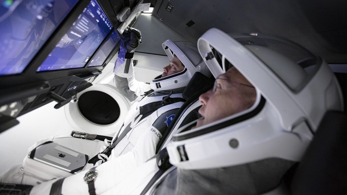 NASAKennedy's tweet photo. Joint teams from @NASA and @SpaceX continue making progress on the first @Commercial_Crew crewed flight test with astronauts to the @Space_Station by completing a series of mission simulations from launch to landing 🧑‍🚀: https://t.co/WjV6Hi0HIs https://t.co/4RRBmOFgrY