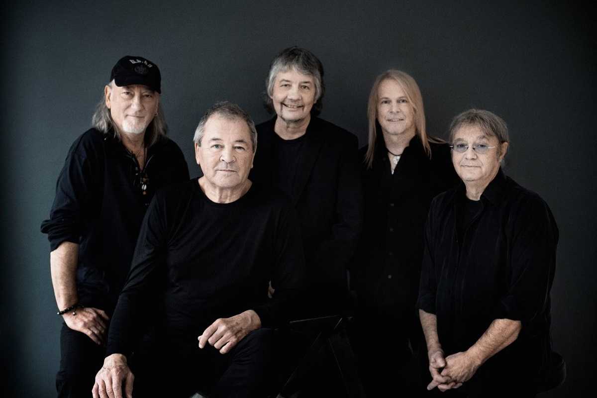 Οι Deep Purple μας καλούν να αναλογιστούμε πώς έχει σήμερα ο κόσμος μας. 

Άγνωστο για την ώρα αν θα παίξουν τελικά το καλοκαίρι στην Αθήνα, αλλά δείτε το νέο τους βιντεοκλίπ για το "Throw My Bones" bit.ly/2Uo6HiT