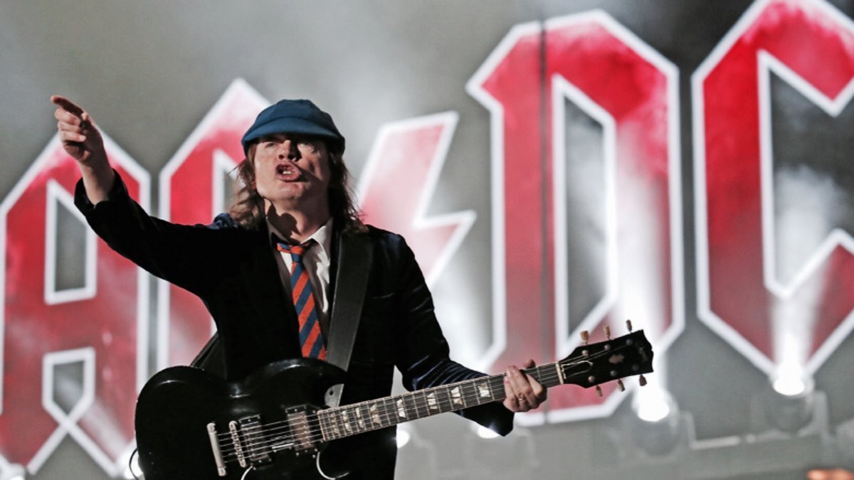RocknPop1065's tweet photo. Hoy cumple 65 años Angus Young, el legendario guitarrista de los "AC/DC". #retrolunch https://t.co/gYZU63YeQY