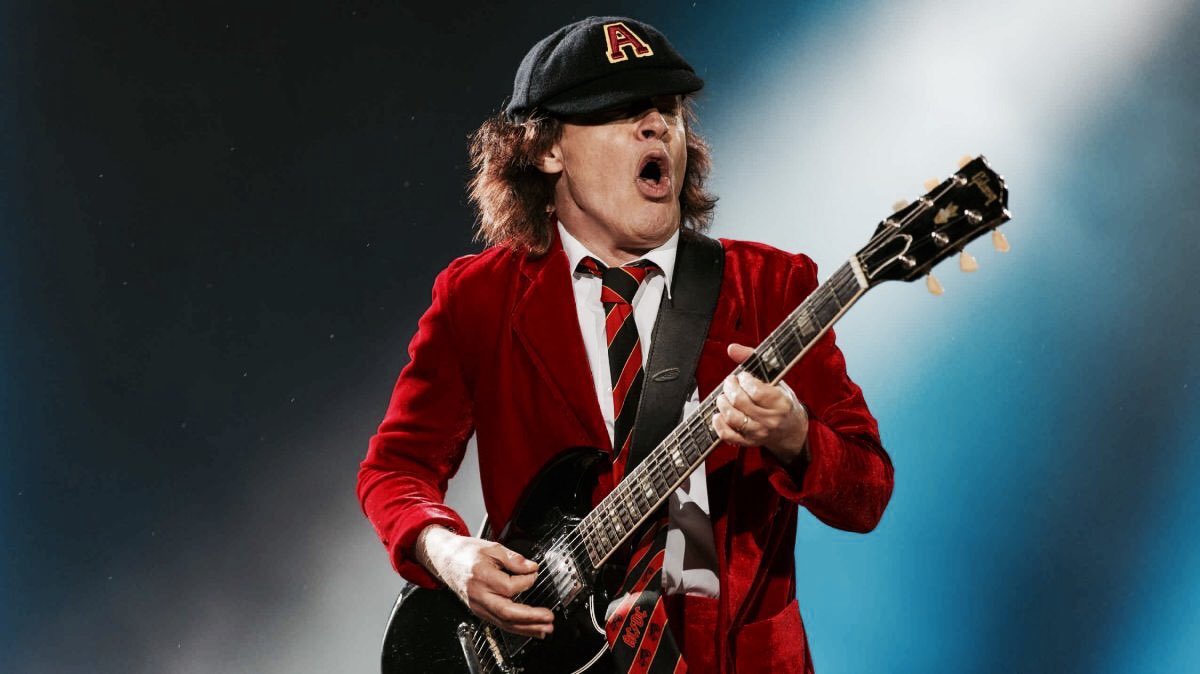 RocknPop1065's tweet photo. Hoy cumple 65 años Angus Young, el legendario guitarrista de los "AC/DC". #retrolunch https://t.co/gYZU63YeQY