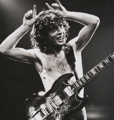 RocknPop1065's tweet photo. Hoy cumple 65 años Angus Young, el legendario guitarrista de los "AC/DC". #retrolunch https://t.co/gYZU63YeQY