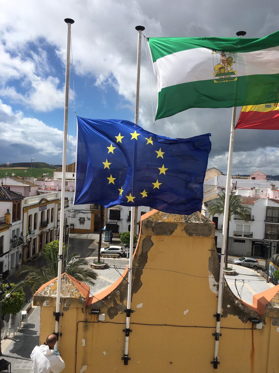 electo_mania's tweet photo. ⚠️ Los Ayuntamientos liderados por Andalucía Por Sí (andalucistas) ondean a media asta la bandera europea como protesta por la lentitud en la respuesta de la UE 🇪🇺 a las peticiones de España e Italia.

Desde AxSí llaman a hacerlo en todo el país.

https://t.co/EqNRLwPZK9 https://t.co/4dLF9GbtPs