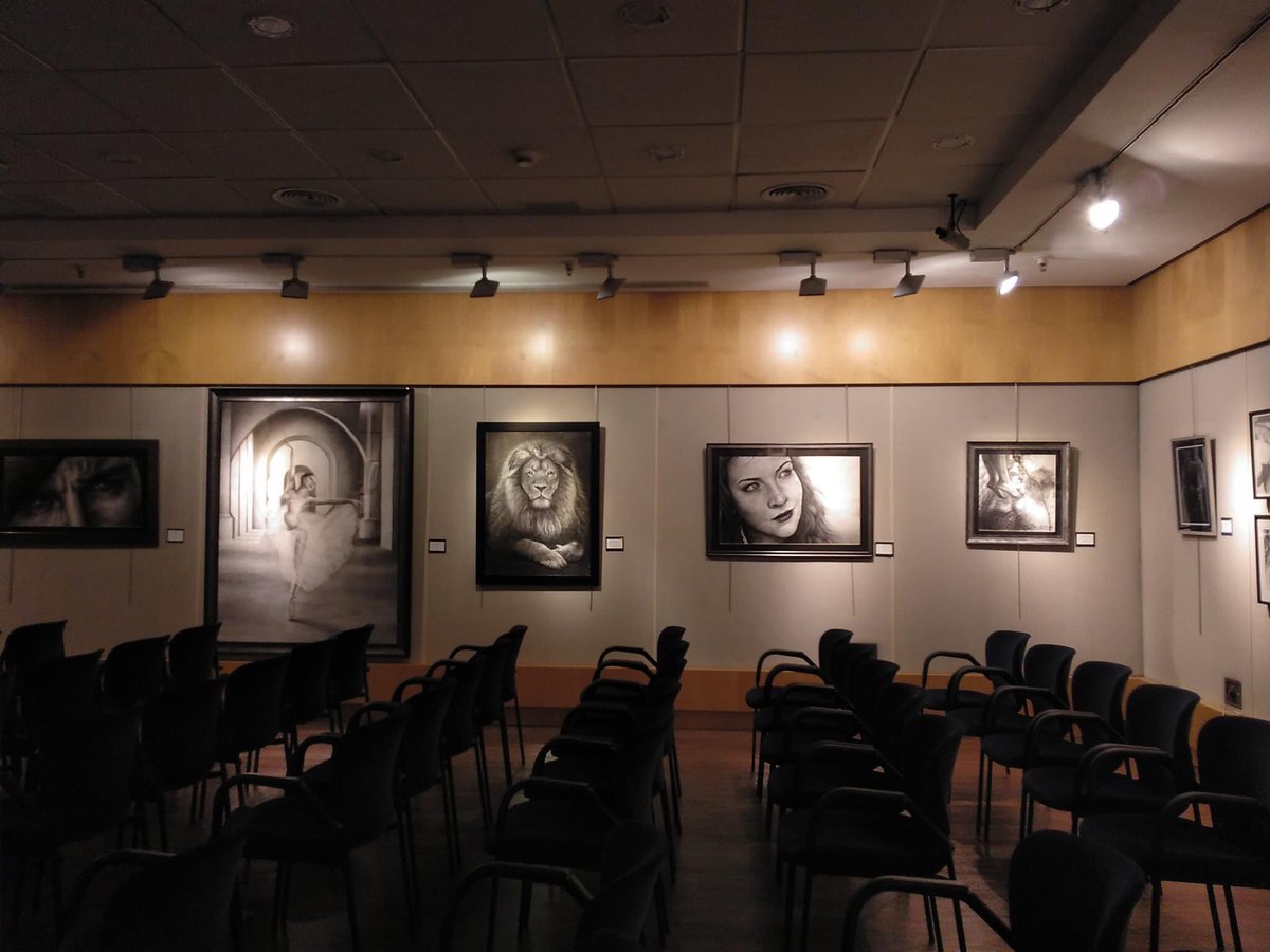 Gigifengshui's tweet photo. Allí quedó todo.  A pocos días de inaugurarse la exposición se cerraron las puertas debido a la pandemia y ahora, todos los cuadros esperan a ser recogido. ¿Cuándo? Aún no se sabe... 
https://t.co/jpXkanHE6b #gigifengshui 
@elcorteingles https://t.co/gUqB3DD7A5