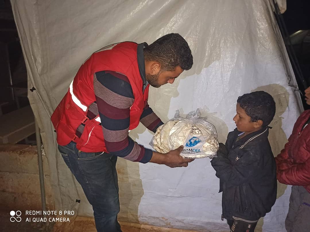 KIYAMDER's tweet photo. KIYAMDER Ekmek fırınımızda üretimimizi İKİ KATINA çıkardık. Günlük düzenli olarak idlib kırsalında 6300 aileye ürettiğimiz ekmekleri ulaştırıyoruz. Tüm dünyanın sıkıntılı bir süreçten geçtiği şu günlerde çalışmalarımıza aralıksız devam ediyoruz. Tüm kardeşlerimize teşekkür ederiz https://t.co/9b7SL4c3nz