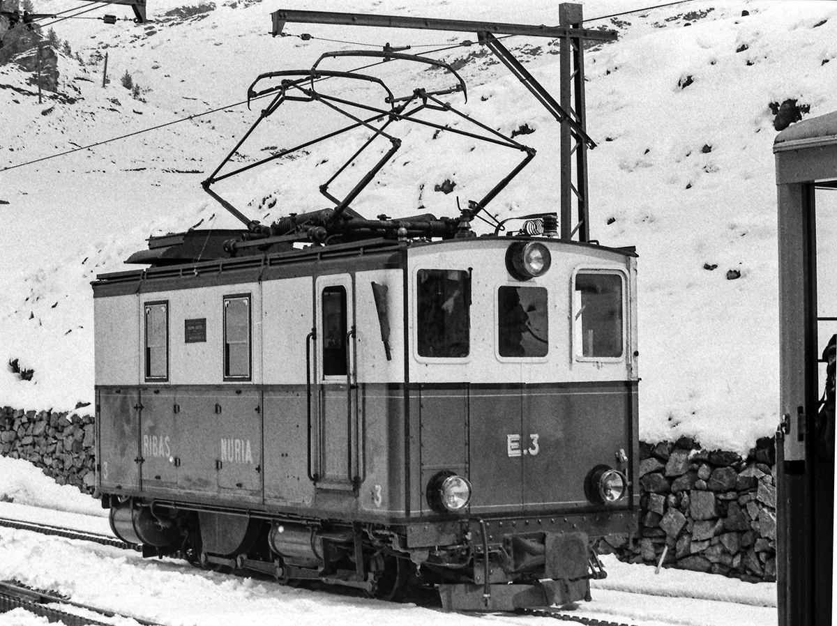 #blackandwhitephotography #35mm #monochrome #kodakTrix #trenesantiguos #ferrocarril #viaestrecha #narrowgauge #RackRailway #Núria #cremallera