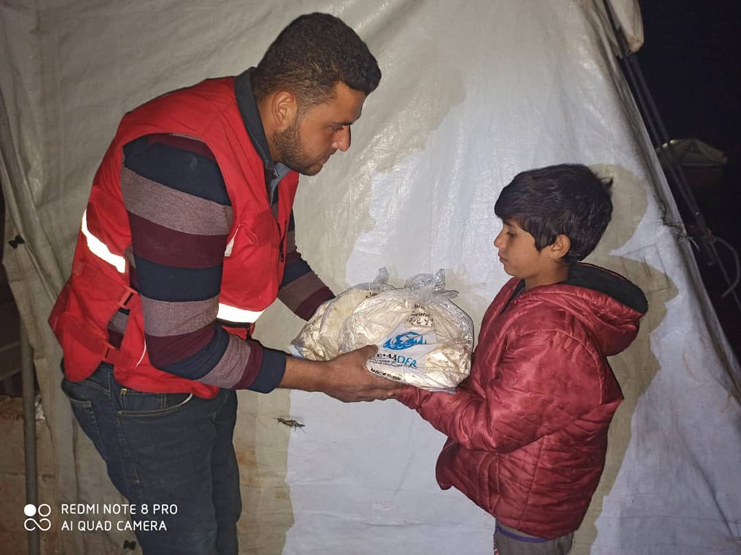 KIYAMDER's tweet photo. KIYAMDER Ekmek fırınımızda üretimimizi İKİ KATINA çıkardık. Günlük düzenli olarak idlib kırsalında 6300 aileye ürettiğimiz ekmekleri ulaştırıyoruz. Tüm dünyanın sıkıntılı bir süreçten geçtiği şu günlerde çalışmalarımıza aralıksız devam ediyoruz. Tüm kardeşlerimize teşekkür ederiz https://t.co/9b7SL4c3nz