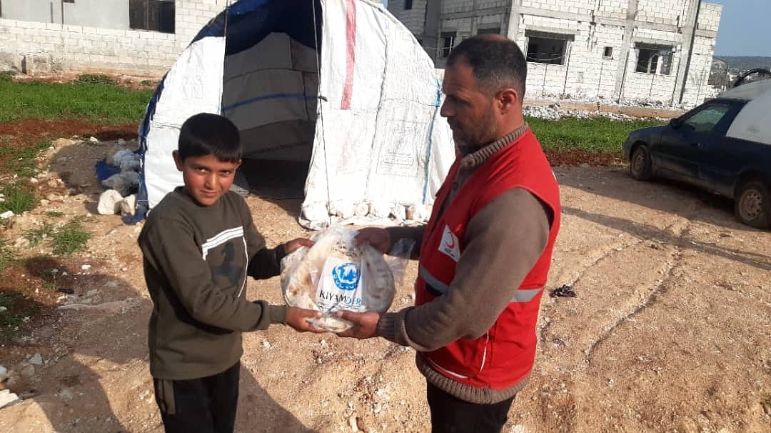 KIYAMDER Ekmek fırınımızda üretimimizi İKİ KATINA çıkardık. Günlük düzenli olarak idlib kırsalında 6300 aileye ürettiğimiz ekmekleri ulaştırıyoruz. Tüm dünyanın sıkıntılı bir süreçten geçtiği şu günlerde çalışmalarımıza aralıksız devam ediyoruz. Tüm kardeşlerimize teşekkür ederiz