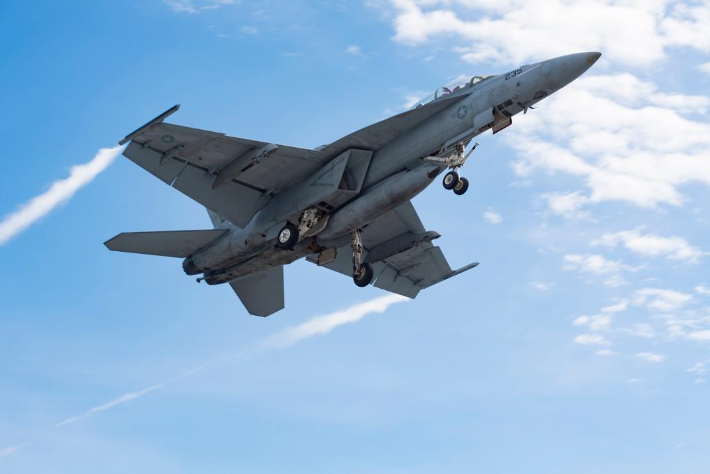 USNavy's tweet photo. Coming in hot!

#USSGeraldRFord (CVN 78) conducts flight operations while underway earning qualifications in the Atlantic Ocean. Gerald R. Ford is a first-in-class aircraft carrier and the first new aircraft carrier designed in more than 40 years. #ForceToBeReckonedWith https://t.co/44akhNM6mK