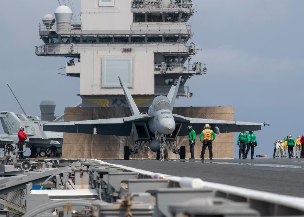 USNavy's tweet photo. Coming in hot!

#USSGeraldRFord (CVN 78) conducts flight operations while underway earning qualifications in the Atlantic Ocean. Gerald R. Ford is a first-in-class aircraft carrier and the first new aircraft carrier designed in more than 40 years. #ForceToBeReckonedWith https://t.co/44akhNM6mK