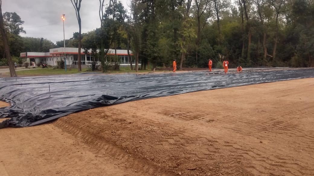 marielfmoreno1's tweet photo. .@gkatopodis, Ministro de Obras Públicas de la Nación, visitó la obra del Hospital Modular en Cuartel V.

Pronto nuestras vecinas y vecinos podrán contar con una unidad sanitaria más. Seguimos trabajando por la salud de todas y todos. https://t.co/eLuB6ZZdO3