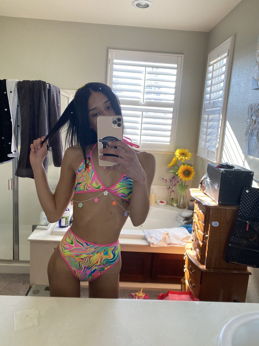 ElectricByMar's tweet photo. 🚨ISSA GIVEAWAY TIMEE🚨
Welcome 2 my first twitter giveaway, super easy all you gotta do to enter is :
⚡️make sure you’re following me 
⚡️retweet this post
⚡️TAG yo homiezzz 
 
🏆 WINNER gets an Electric Daisy set made to their measurements 🏆 giveaway closes on 
MONDAY APRIL 6 https://t.co/4b9v8AEysM