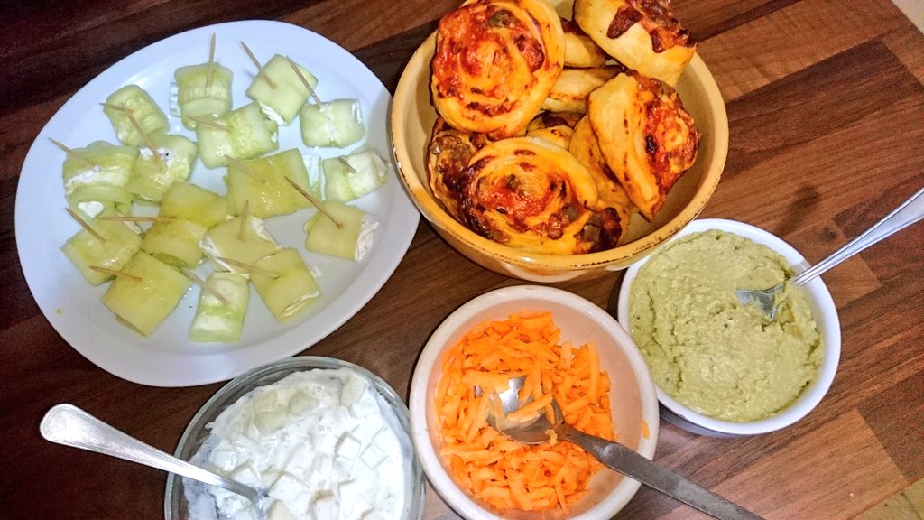 Apéro dînatoireJ'en fais régulièrement pour finir tous les petits restes.- concombre crème, menthe, citron- roulés de concombre, fromage frais- houmous pois chiches, olives, petits pois, avocat- roulés de pâte feuilletée sauce tomate, olives- carottes râpées