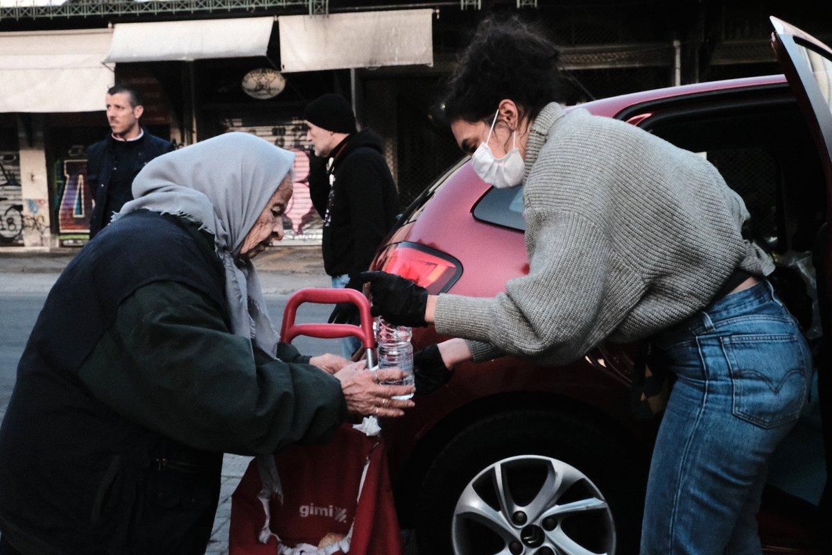 lolosmarios's tweet photo. #ΚανέναςΜόνος #ΚαμίαΜόνη #covid19 #antiviruSolidarityGR #StepsGR #StandingforPeople https://t.co/BkG0jTrtCI