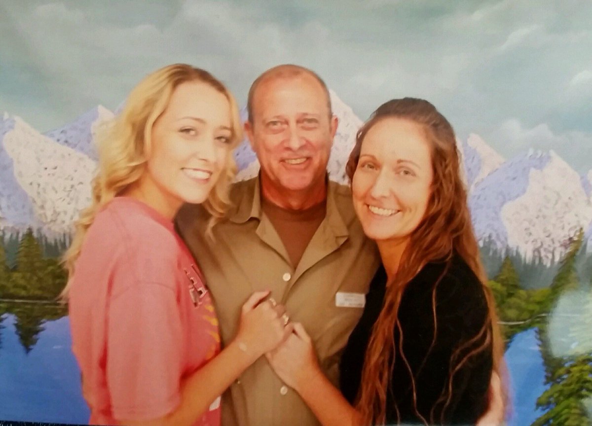 irbsierra's tweet photo. From my sister — Please share and help our chances of freeing our dad. We miss him dearly. 17 years too long.. #pardon #nonviolentcrime @realDonaldTrump @KimKardashian @TheJusticeDept @DonaldJTrumpJr @IvankaTrump @khloekardashian @kourtneykardash @FLOTUS https://t.co/Zj89A7CIgl