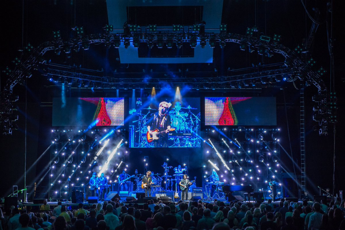 ExpMorris's tweet photo. We're sharing some of our favorite #concert moments 💥 Today we're taking a look back at @halloates 2016 tour! Reply with your favorite concert moments below ⬇️ #TourProduction #ConcertMoments @ClayPakyNews #Sharpy #Mythos @Martin_Global #MACViper @tmbworldwide #SolarisMozart https://t.co/iOEIpbFHCF