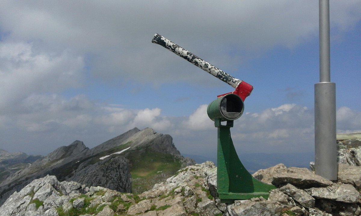 euskadiz's tweet photo. Un paseo por el Parque Natural de Aitzgorri Arantz, con ascensión al pico Aitzgorri, la peña roja, siguiendo sus huellas históricas y mitológicas. Hoy en nuestro blog de Euskádiz. Ya queda menos. https://t.co/KlRsxUlxYZ https://t.co/9bT7oYQGLg