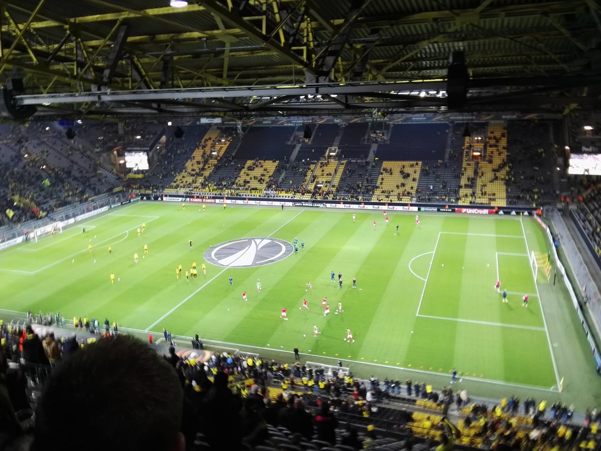 DasJokerface's tweet photo. @VoiceOfSylence @BVB Die paar Fans von damals 😂 https://t.co/bdTrSoKyxR