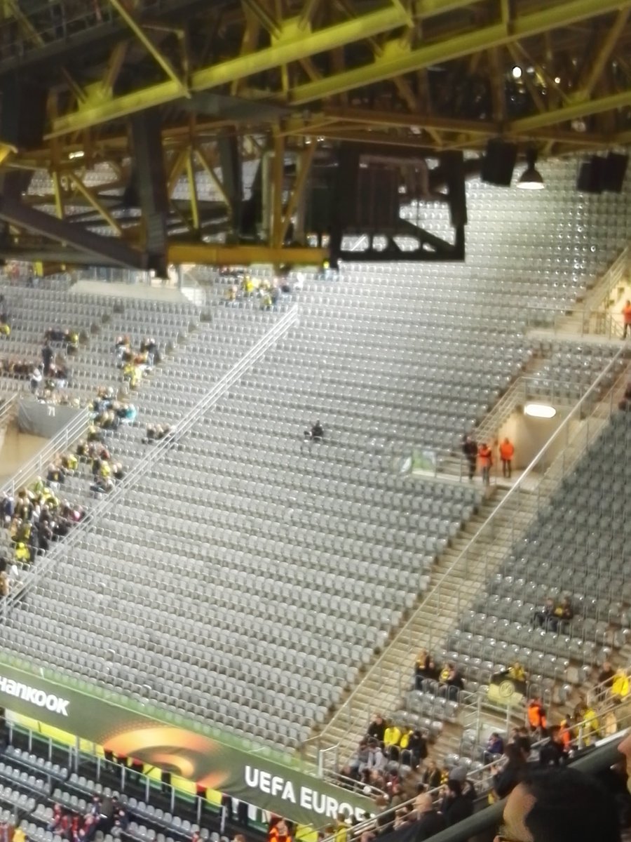 DasJokerface's tweet photo. @VoiceOfSylence @BVB Die paar Fans von damals 😂 https://t.co/bdTrSoKyxR
