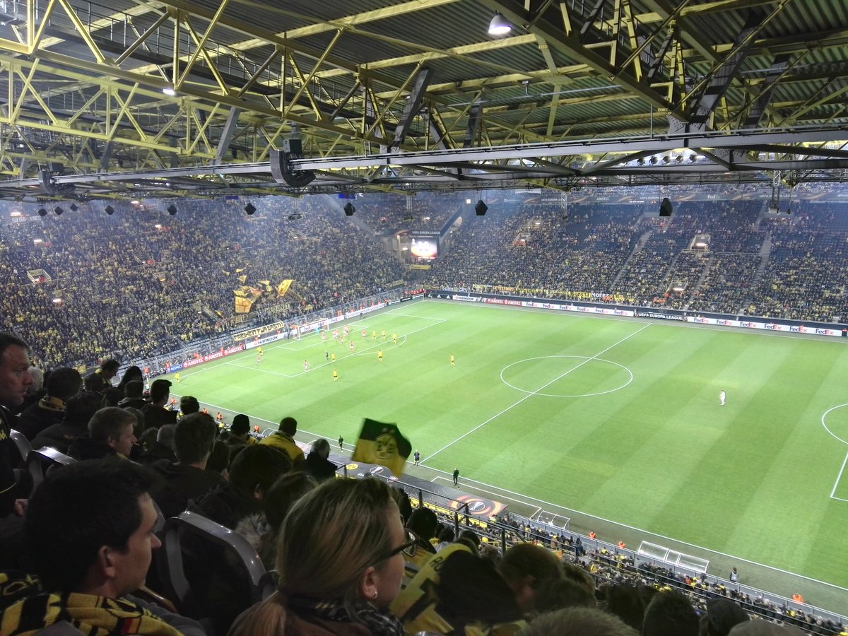 DasJokerface's tweet photo. @VoiceOfSylence @BVB Die paar Fans von damals 😂 https://t.co/bdTrSoKyxR