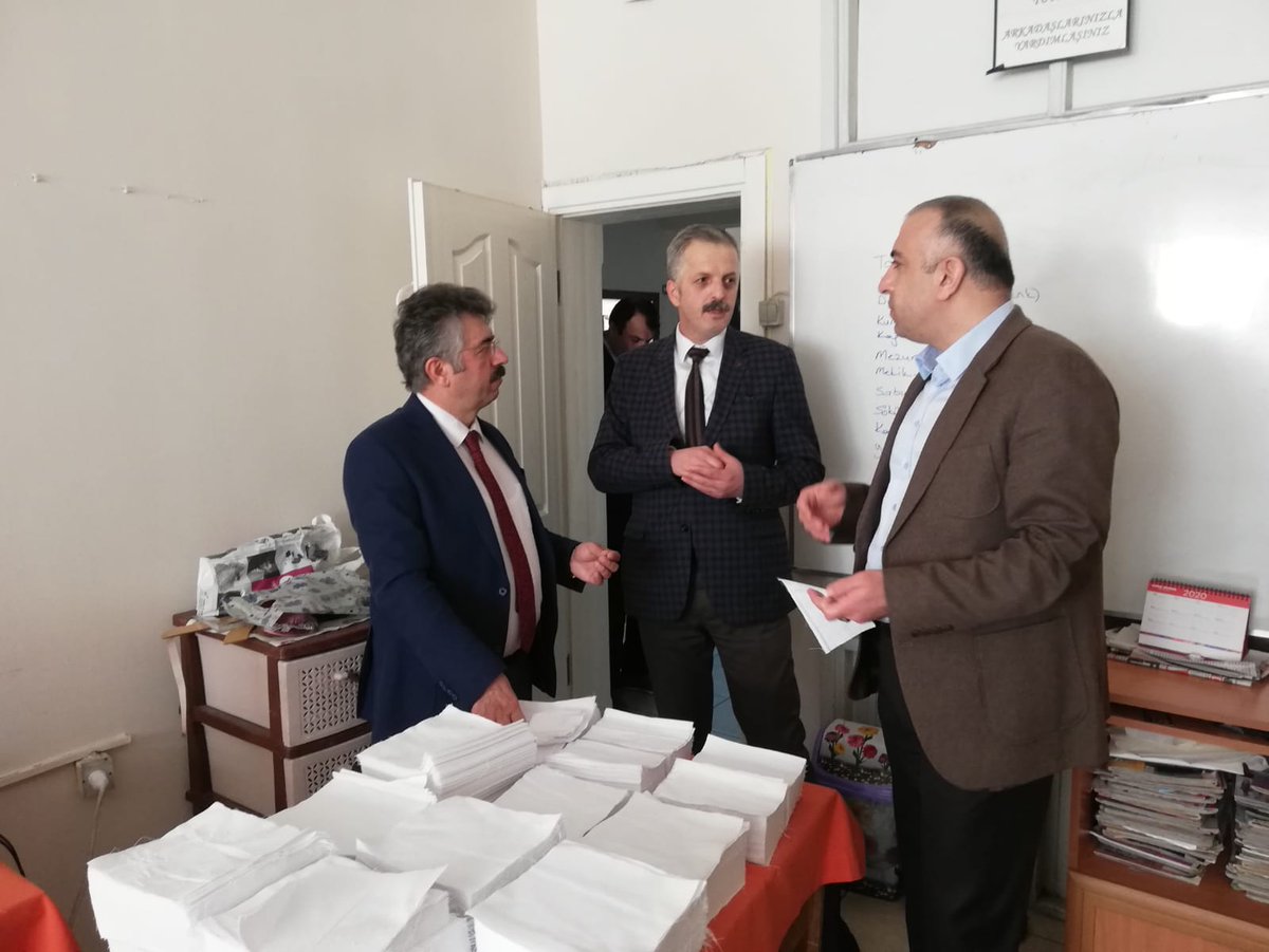 carsambamem's tweet photo. #BirlikteBasaracagiz  İlçemiz Halk eğitim Merkezi maske üretimine devam etmekte olup Kaymakamimiz Sayin Şükrü YILDIRIM tarafından ziyaret edilmistir. @ziyaselcuk  @CoskunESEN57 @TC_carsambakym @MustafaOzdmr55 https://t.co/I5u5qGUy6r